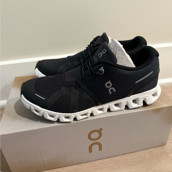 On Cloud 5 Running Black and White Athletic Shoes - Picture 4 of 6